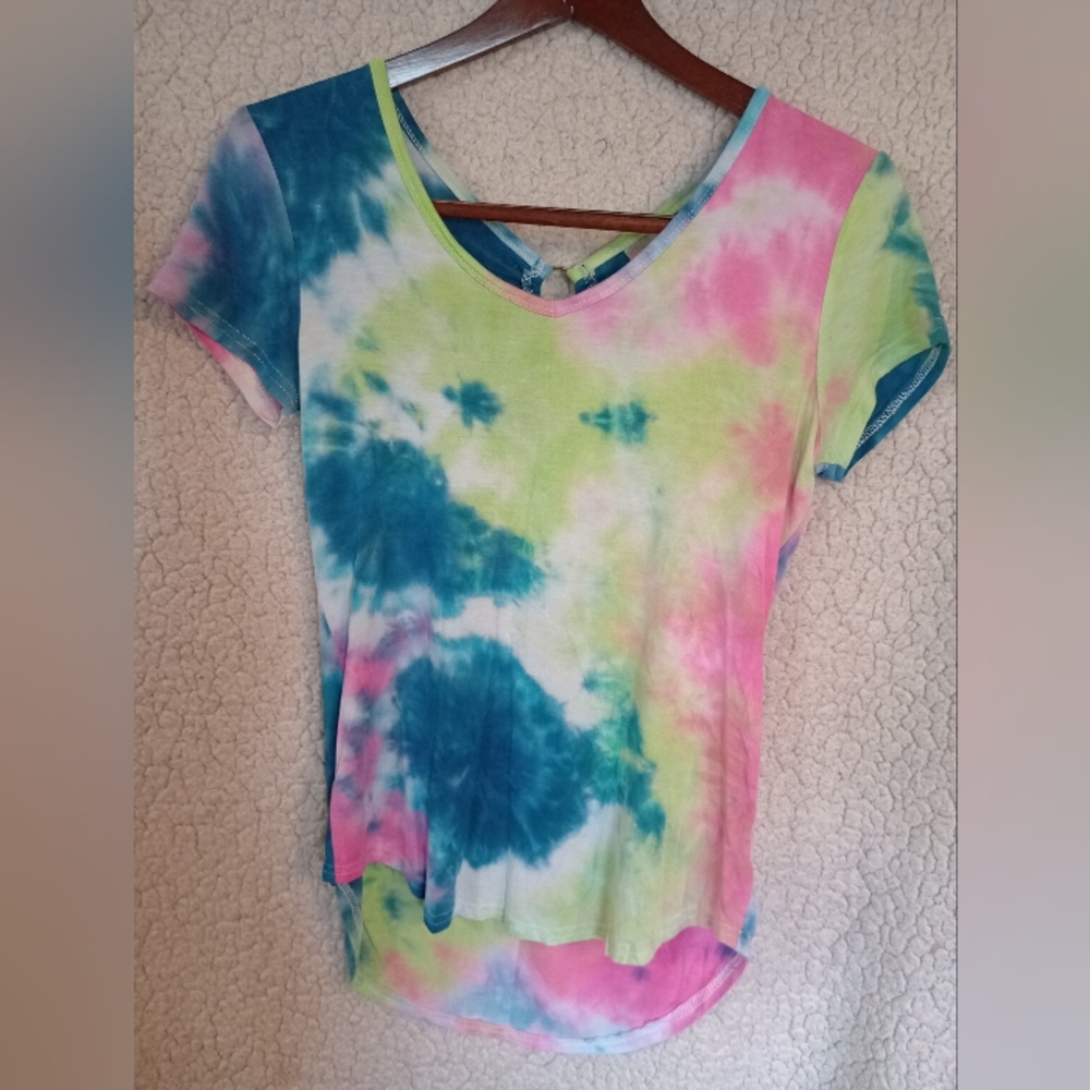 No Boundaries Short Sleeve Tailed Tie-dye Ring Back T-Shirt Women's Size M
